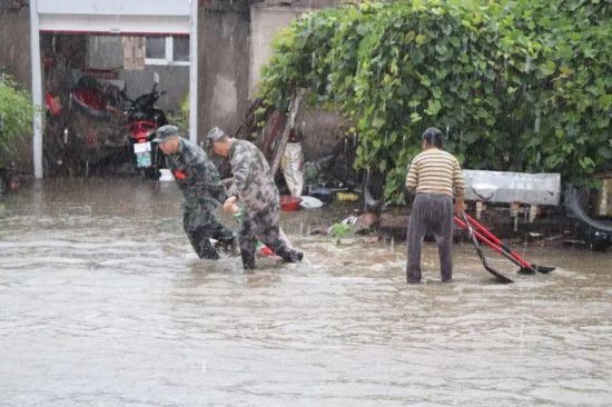 哈尔滨依兰县人武部暴雨中帮居民“救灾”