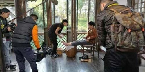 高能少年团路透剧照来啦！王俊凯敷面膜一脸呆萌