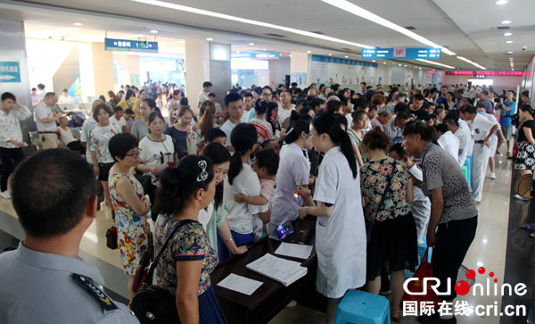 图片默认标题_fororder_就诊群众络绎不绝