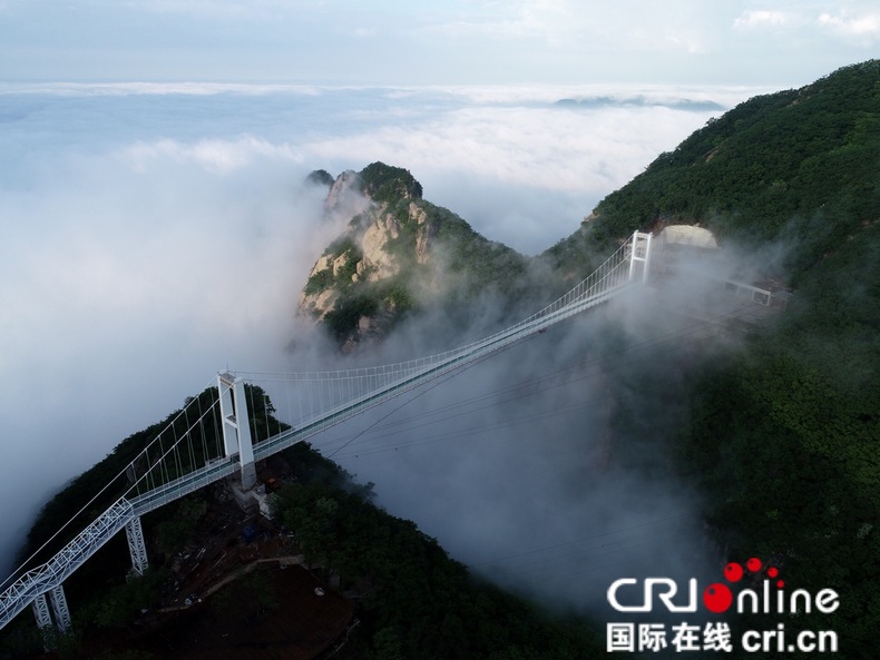 丹东凤凰山开通玻璃悬索桥