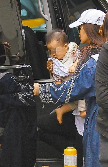 伊能静抱女儿现身 小米粒模样神似奶奶[3]