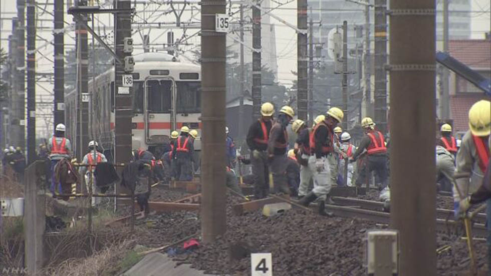 当地时间3月2日,日本爱知县一列电气火车发生脱轨事故,造成1人死亡.