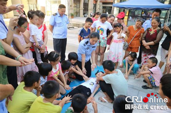 【法制安全】重庆万盛警方将暑期平安课堂开进社区