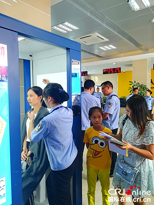 图片默认标题_fororder_工作人员指导群众办理出入境业务（摄影：李玉莹）