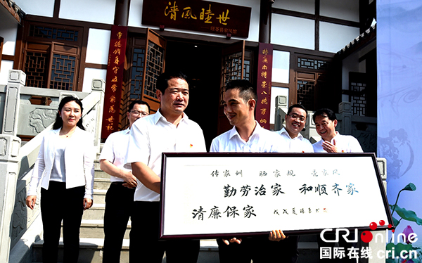 图片默认标题_fororder_旺苍县委书记刘亚洲(左一)为好家风同志授牌（摄影--徐琴）