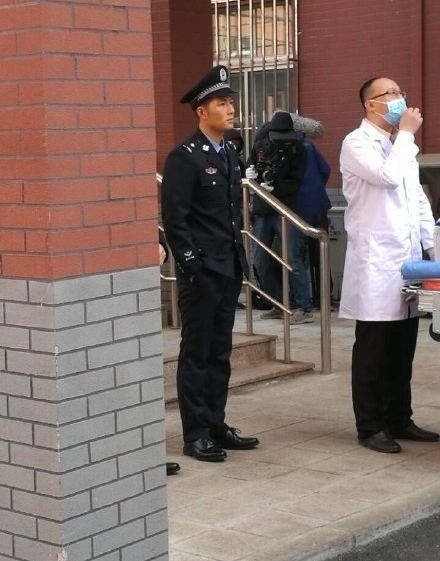 陈学冬新戏路透照变硬汉 穿警服皮肤黝黑(图)[