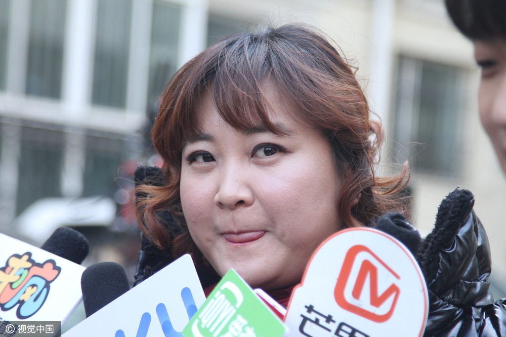 贾玲卖萌大圆脸 变女超人“心宽体胖”超抢眼