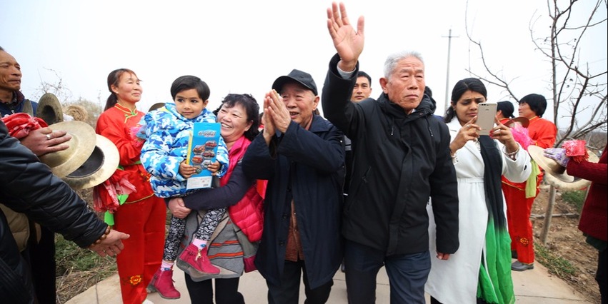 远离故土54年 老兵王琪回乡上坟祭祖