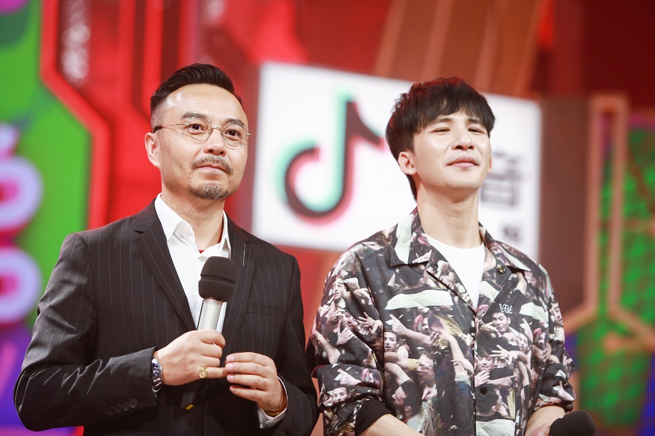 《天天向上》大张伟熊抱汪涵泪崩?