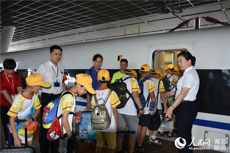 武汉高铁站服务1.2万人中小学生夏令营团队
