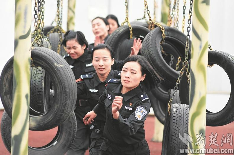 走近武汉女子特警队：不爱红装爱武装(组图)