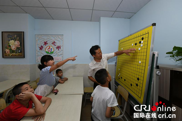 图片默认标题_fororder_老师正在给孩子上课