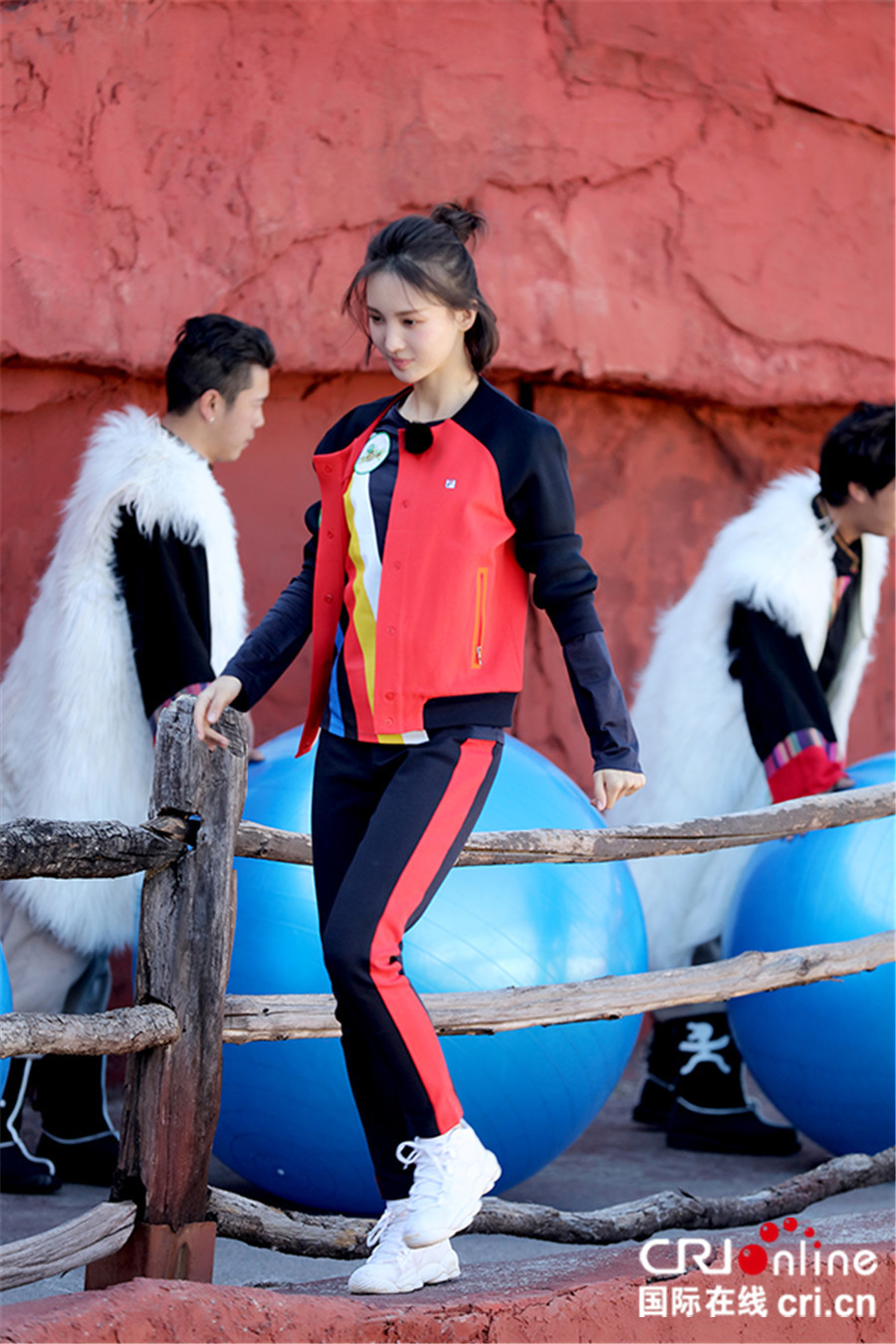 四小时》吴磊丽江跑酷 陈坤开座谈会聊人生[1