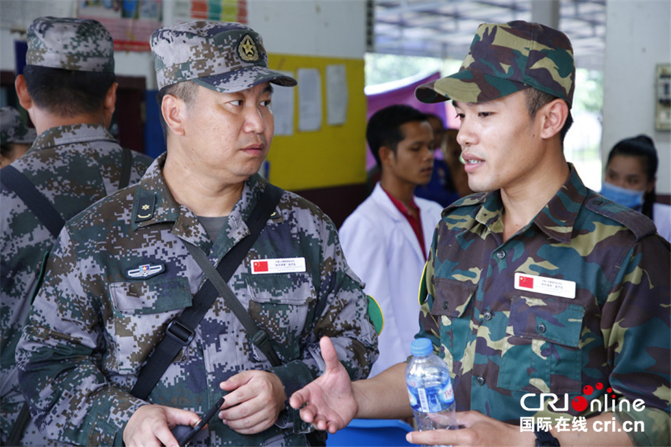 中国人民解放军医疗队员抵达老挝溃坝事故灾区