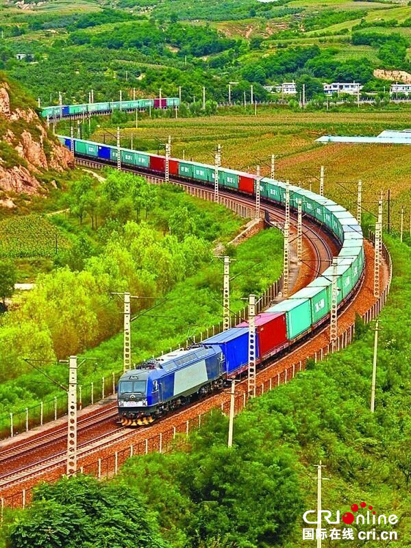 青白江_fororder_中欧班列（成都）满载保税货物驶出成都国际铁路港