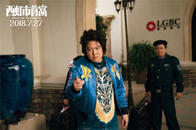 图片默认标题_fororder_张一鸣饰演的庄强手指前方