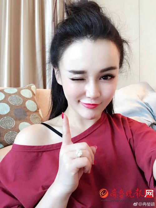 冉莹颖自拍虽然很好看但没人注意她的手吗?