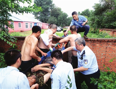 锦州蓝天救援队大雨中救助走失老人
