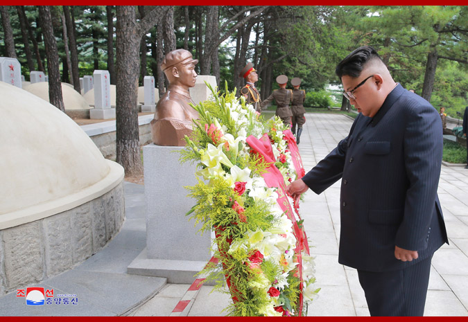 金正恩向中国人民志愿军烈士陵园敬献花圈