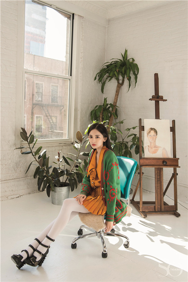 娜扎变身花仙子登封面 绿植与少女增添无限春