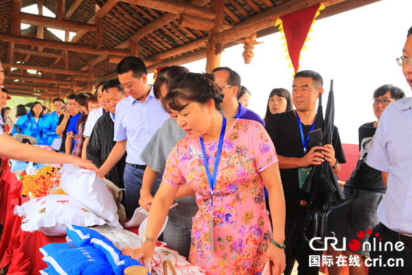 图片默认标题_fororder_出席开幕式领导及嘉宾了解汉源花椒系列产品（摄影：葛旺）