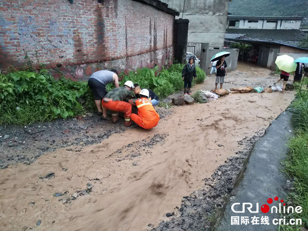 图片默认标题_fororder_消防官兵展开紧急救援