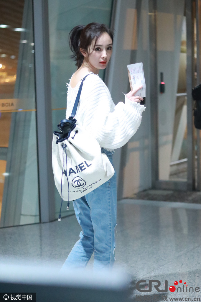 杨幂机场宽松毛衣+破洞牛仔 梳歪辫少女力爆表