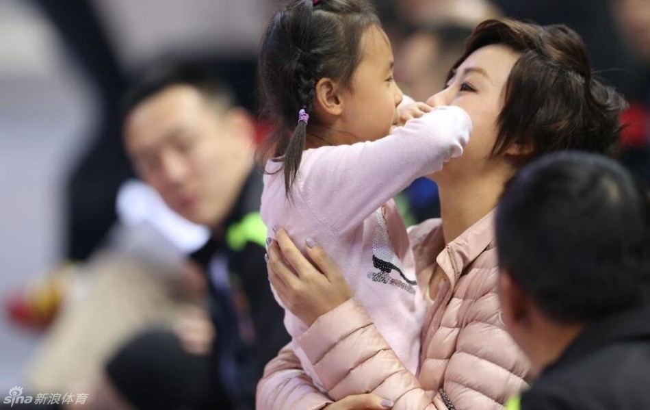 张怡宁携女儿观战国乒直通赛 母女互动画面有爱