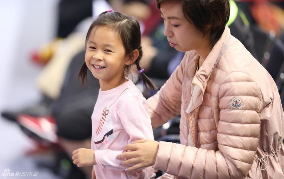 张怡宁携女儿观战国乒直通赛 母女互动画面有爱