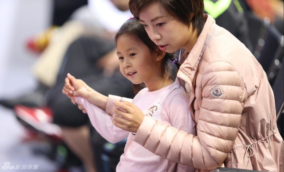 张怡宁携女儿观战国乒直通赛 母女互动画面有爱