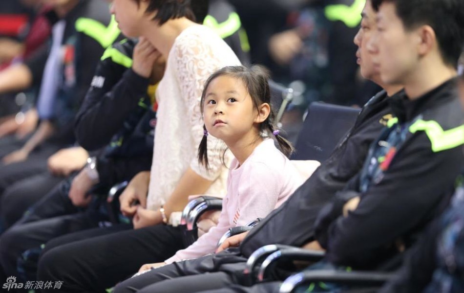 张怡宁携女儿观战国乒直通赛 母女互动画面有爱