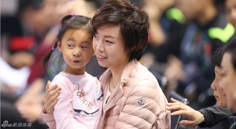 张怡宁携女儿观战国乒直通赛 母女互动画面有爱
