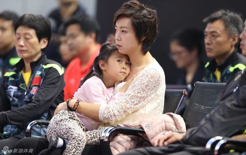 张怡宁携女儿观战国乒直通赛 母女互动画面有爱