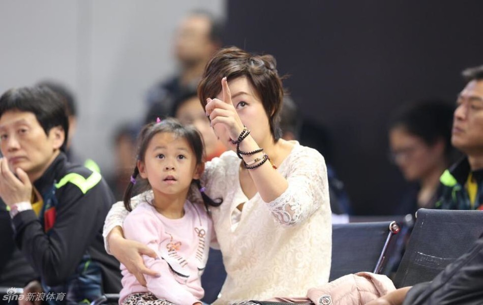 张怡宁携女儿观战国乒直通赛 母女互动画面有爱