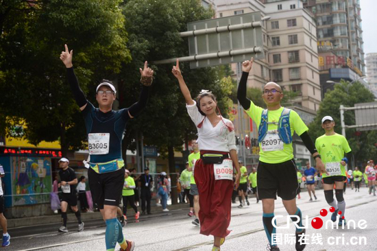 六盘水夏季国际马拉松在雨中鸣枪开跑