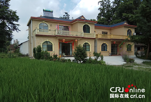 图片默认标题_fororder_村民幸福地住上环境优美的“别墅”（摄影-杨建昆）