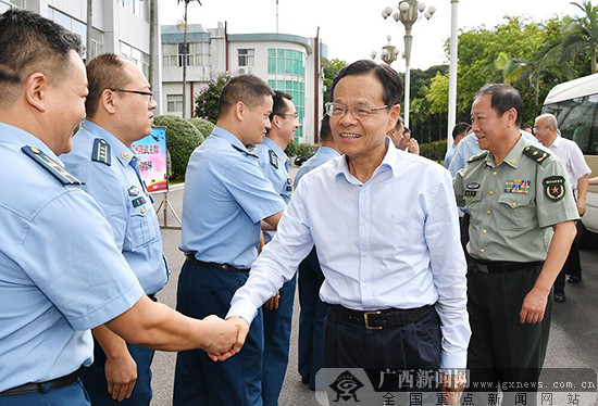 7月30日,自治区主席陈武来到空军南宁基地,了解部队建设情况.