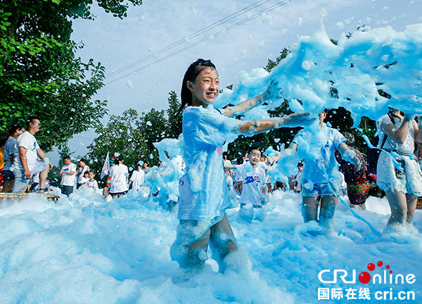 图片默认标题_fororder_彩色泡泡跑现场