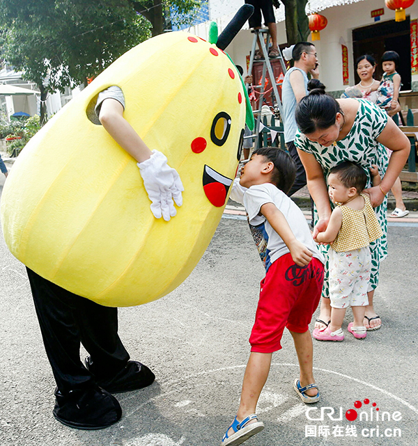 图片默认标题_fororder_孩子对“水果卡通人”着迷