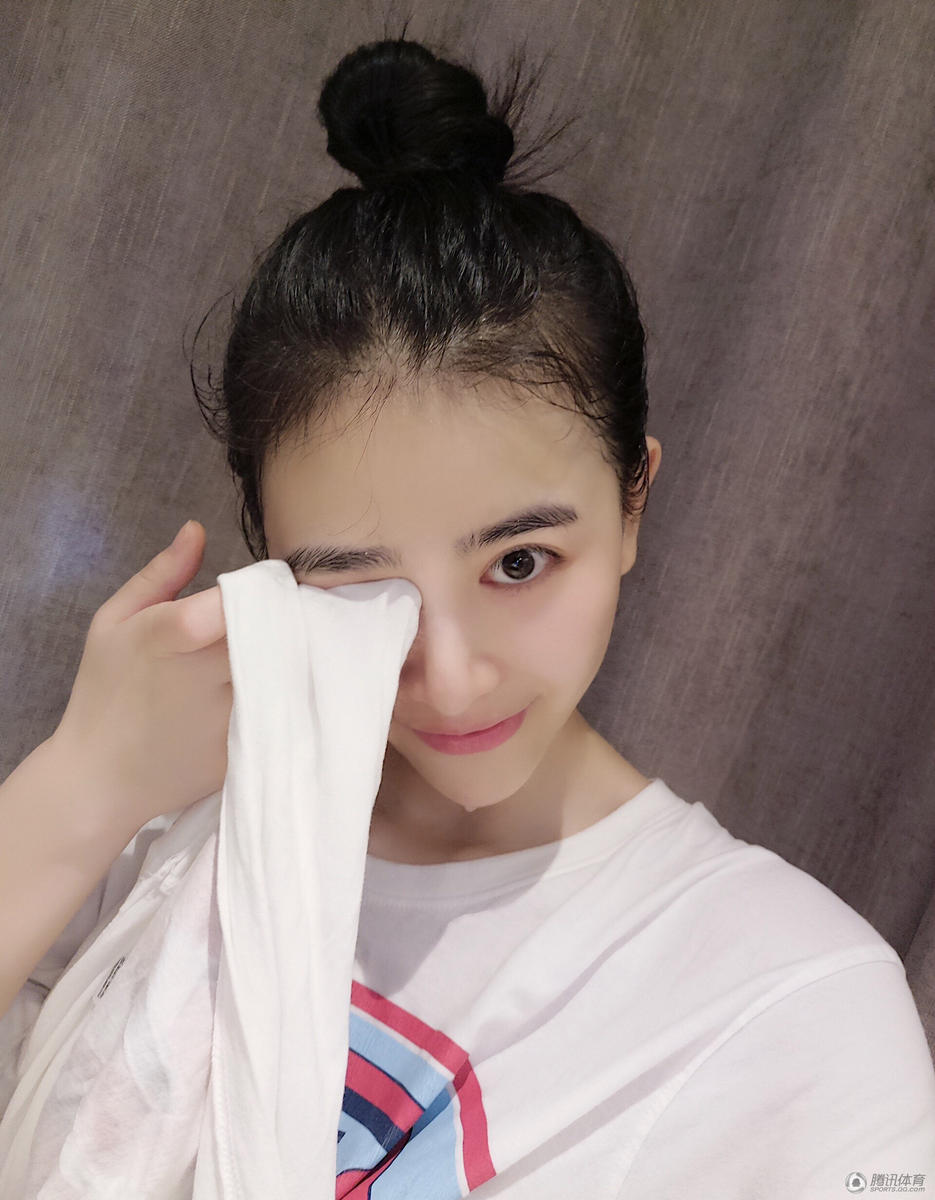 中戏校花晒锁骨撩人照 爱运动长腿逆天(图)