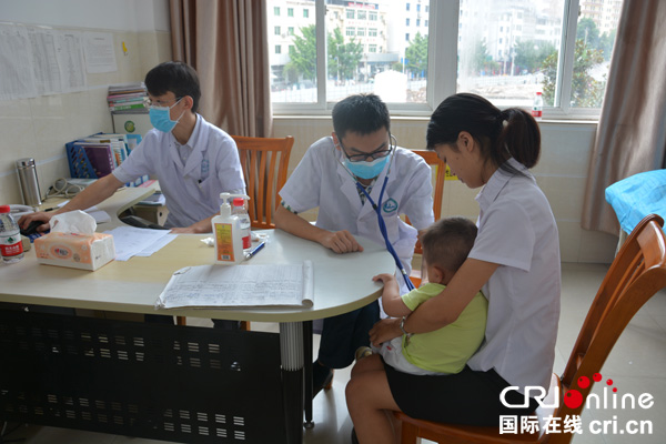 图片默认标题_fororder_儿科诊治现场