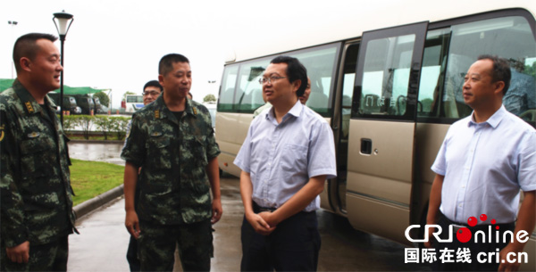 图片默认标题_fororder_区委书记曾从钦（右二）、区政协主席黄继军（右一）慰问驻区部队