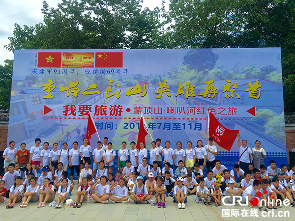 图片默认标题_fororder_部分活动志愿者合影（摄影：郑雨莎）