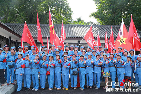 图片默认标题_fororder_老年志愿者们合影留念（摄影：葛旺）