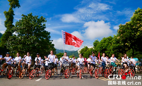 图片默认标题_fororder_志愿者骑行队伍准备出发（摄影：郑雨莎）