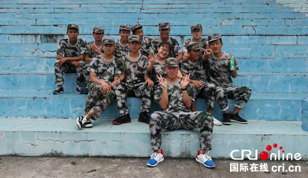 图片默认标题_fororder_布拖班学生参加军训