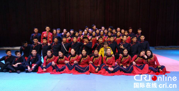 图片默认标题_fororder_江油高中“布拖班”49名学生排练《敬酒歌》