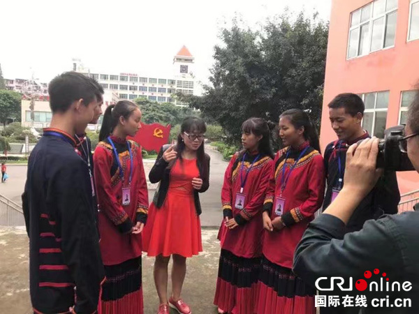 图片默认标题_fororder_江油高中“布拖班”班主任赵晴霞与布拖同学生交流。