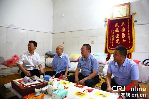 图片默认标题_fororder_张昭国（左一）一行前往重点优抚对象代表王耀明家中慰问