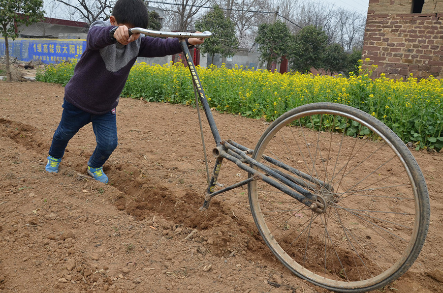 高手在民间!河南大爷改装单车锄地(组图)